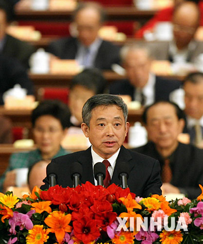 3月12日，全国政协十届五次会议在北京人民大会堂举行第四次全体会议。这是冯培恩委员作《加大节约型政府的建设力度刻不容缓》的发言。