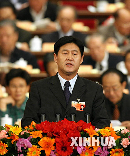 3月12日，全国政协十届五次会议在北京人民大会堂举行第四次全体会议。这是徐德明委员作《认真解决国有企业改革中的实际问题 大力发展和谐劳动关系》的发言。