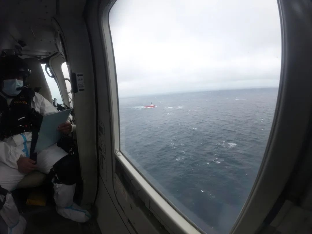 南海救助局成功救助进水沉没货船上3名遇险船员