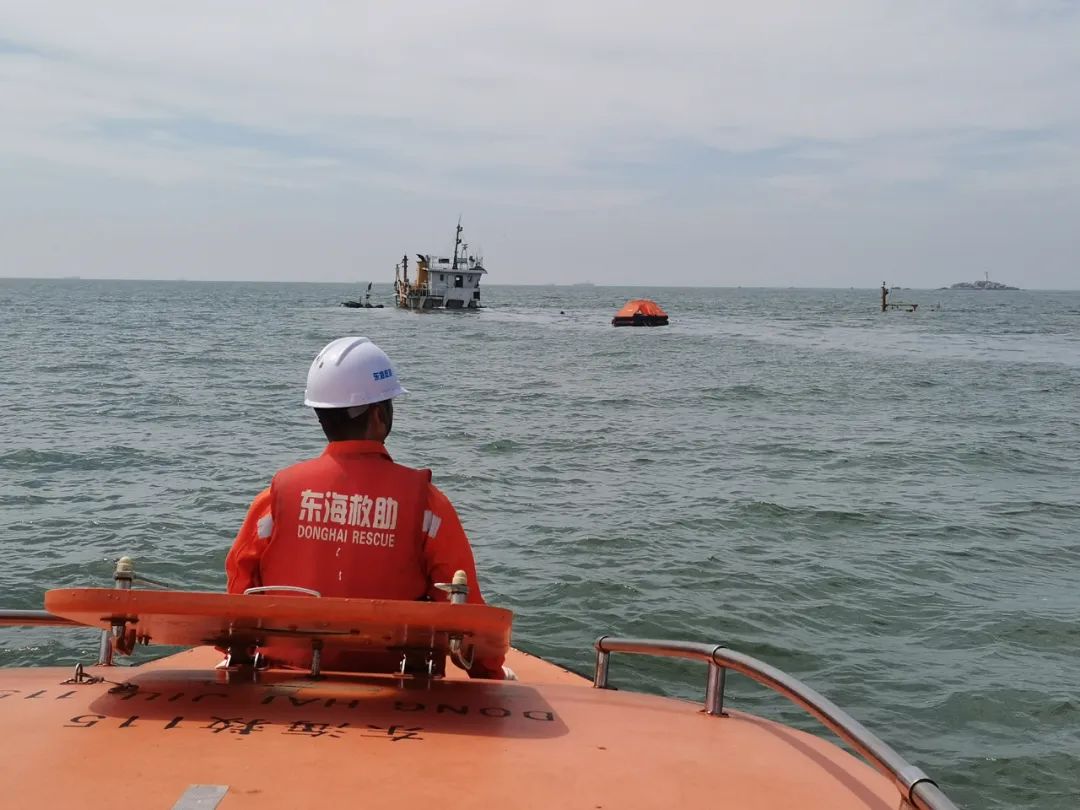 福建海域一货船船舱进水，救助直升机26分钟救回6名遇险船员